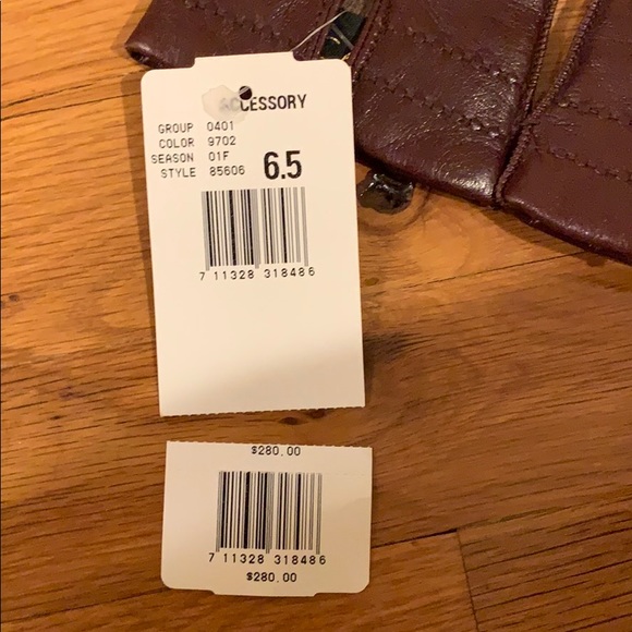 COPY - EScada Leather Gloves - Picture 2 of 8